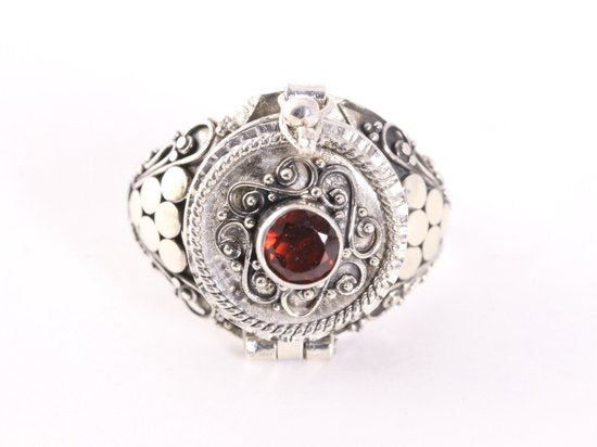 Traditionele bewerkte zilveren gifring met granaat afbeelding 4