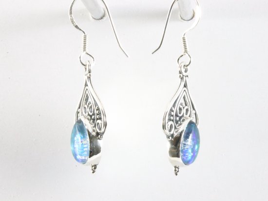 Opengewerkte zilveren oorbellen met blauwe opaal afbeelding 2