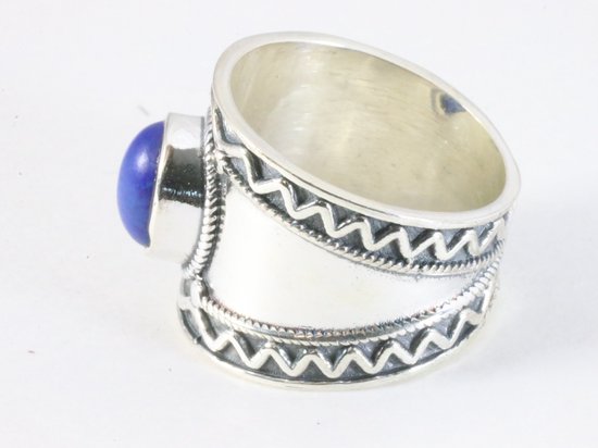 Bewerkte zilveren ring met lapis lazuli afbeelding 2