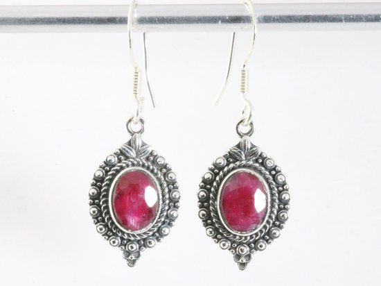 Fijne bewerkte zilveren oorbellen met robijn afbeelding 4