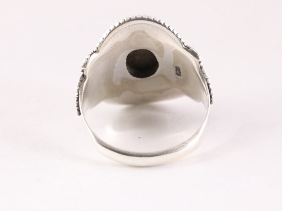 Bewerkte zilveren ring met Hondurese zwarte opaal afbeelding 3