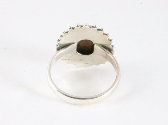 Traditionele bewerkte zilveren ring met Australische doublet opaal afbeelding 3