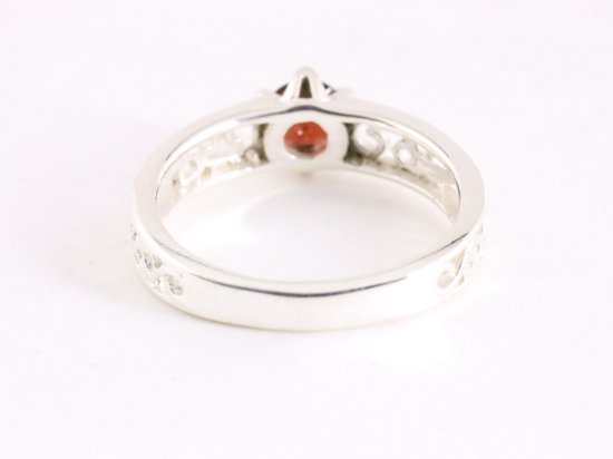 Fijne opengewerkte zilveren ring met granaat afbeelding 3