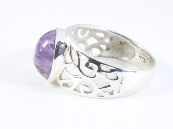 Opengewerkte zilveren ring met paarse charoiet afbeelding 2