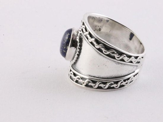 Bewerkte zilveren ring met lapis lazuli afbeelding 3