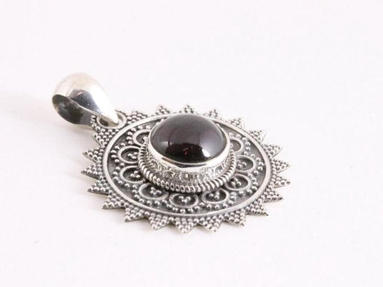 Ronde bewerkte zilveren hanger met granaat afbeelding 2