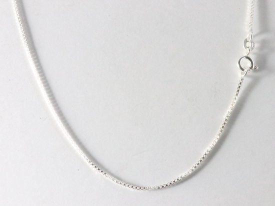 Druppelvormige zilveren hanger met mookaiet aan ketting afbeelding 5