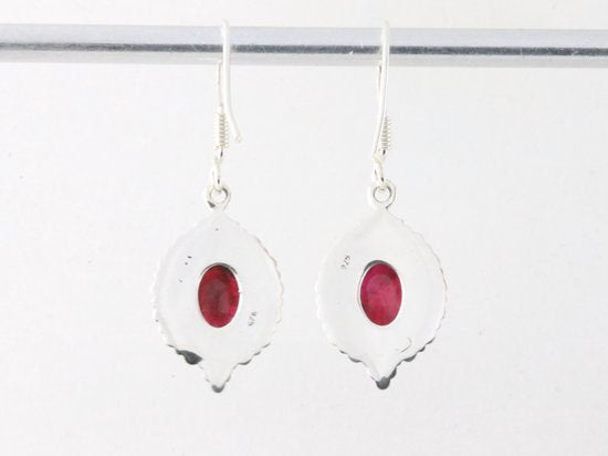 Fijne bewerkte zilveren oorbellen met robijn afbeelding 3