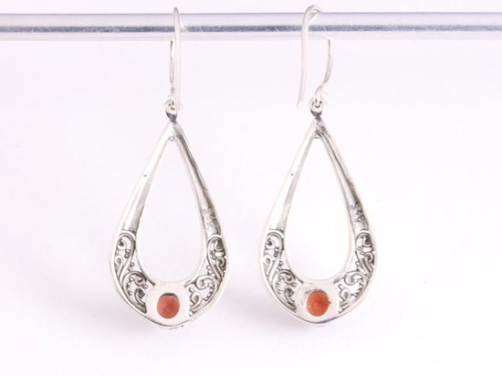 Opengewerkte zilveren oorbellen met granaat afbeelding 3