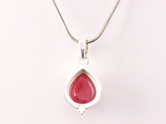 Fijne bewerkte druppelvormige zilveren hanger met robijn aan ketting afbeelding 3