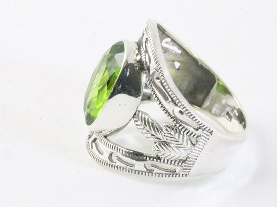 Opengewerkte zilveren ring met peridoot afbeelding 2