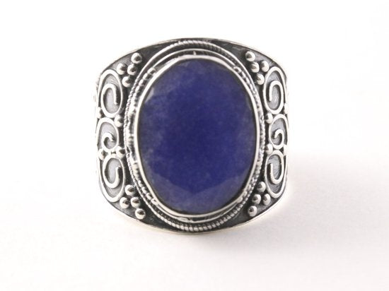 Bewerkte zilveren ring met blauwe saffier afbeelding 4