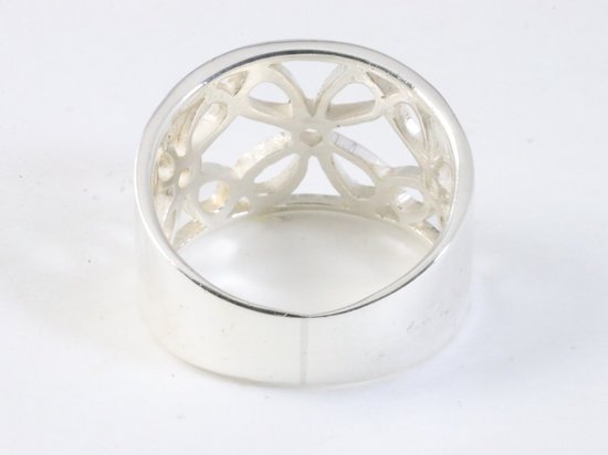 Brede opengewerkte zilveren ring met bloemen motief afbeelding 3