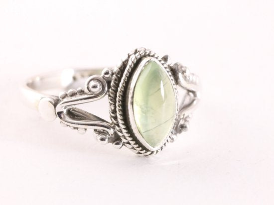 Fijne bewerkte zilveren ring met prehniet afbeelding 1