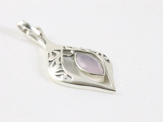 Opengewerkte zilveren hanger met rozenkwarts aan ketting afbeelding 2