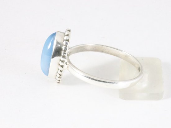 Fijne bewerkte zilveren ring met blauwe chalcedoon afbeelding 2