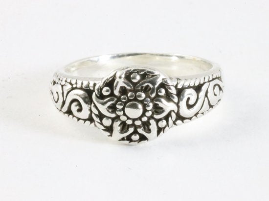 Bewerkte zilveren ring met bloem afbeelding 4