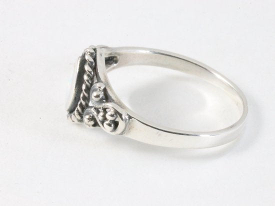 Fijne bewerkte zilveren ring met welo opaal afbeelding 2