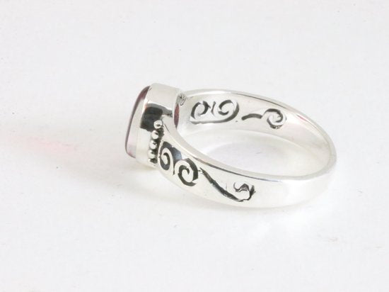 Fijne opengewerkte zilveren ring met roze opaal afbeelding 2