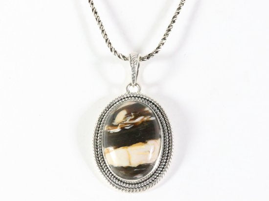 Bewerkte ovale zilveren hanger met peanut wood jaspis aan ketting afbeelding 4