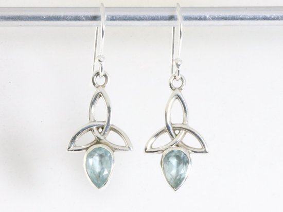 Opengewerkte zilveren oorbellen met blauwe topaas afbeelding 3