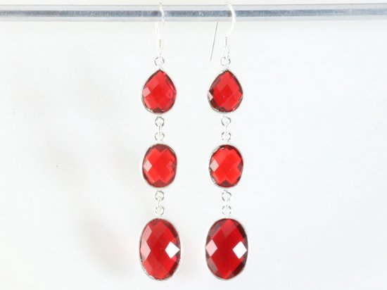 Lange zilveren oorbellen met granaat afbeelding 3