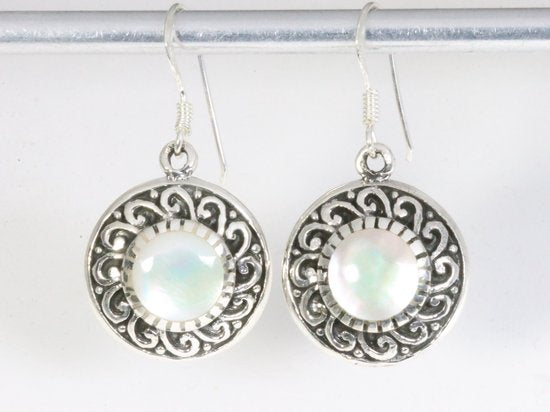 Bewerkte ronde zilveren oorbellen met parelmoer afbeelding 1