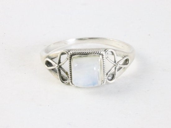 Fijne bewerkte zilveren ring met regenboog maansteen afbeelding 4