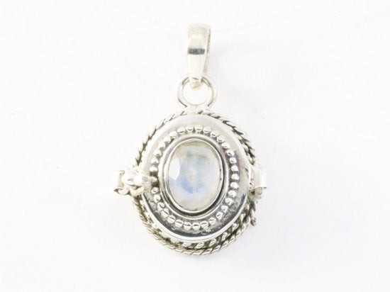 Traditioneel bewerkt zilveren medaillon met regenboog maansteen afbeelding 4
