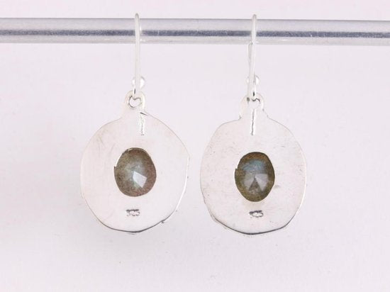 Bewerkte zilveren oorbellen met labradoriet afbeelding 3