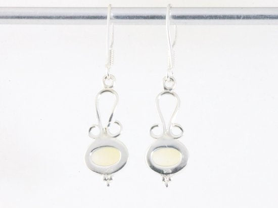 Fijne opengewerkte zilveren oorbellen met vuuropaal afbeelding 3