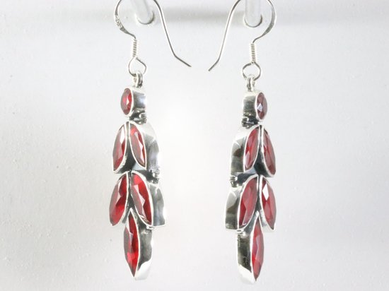 Lange zilveren oorbellen met robijn afbeelding 2