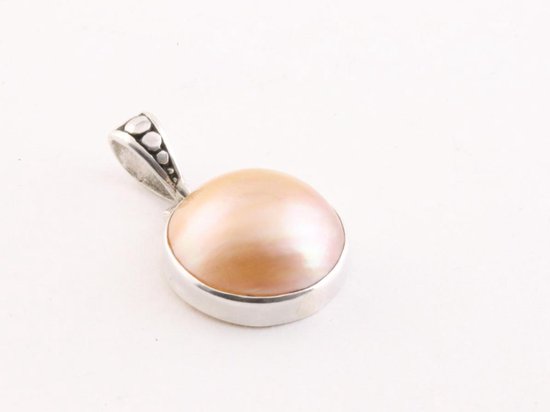 Ronde zilveren hanger met goudkleurige parel aan vossenstaart ketting afbeelding 2