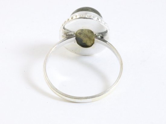Bewerkte ovale zilveren ring met labradoriet afbeelding 3