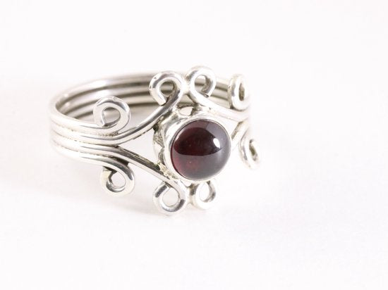 Fijne opengewerkte zilveren ring met granaat afbeelding 1