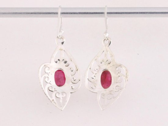 Opengewerkte zilveren oorbellen met robijn afbeelding 3