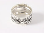 Brede zilveren ring met meandergravering afbeelding 3