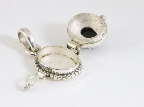 Traditioneel fijn bewerkt zilveren medaillon met onyx afbeelding 5