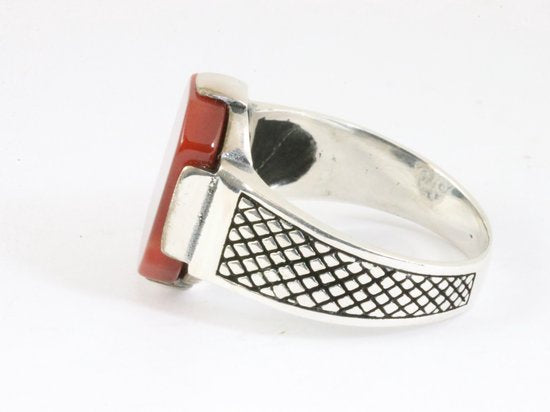 Zware bewerkte zilveren ring met carneool afbeelding 2