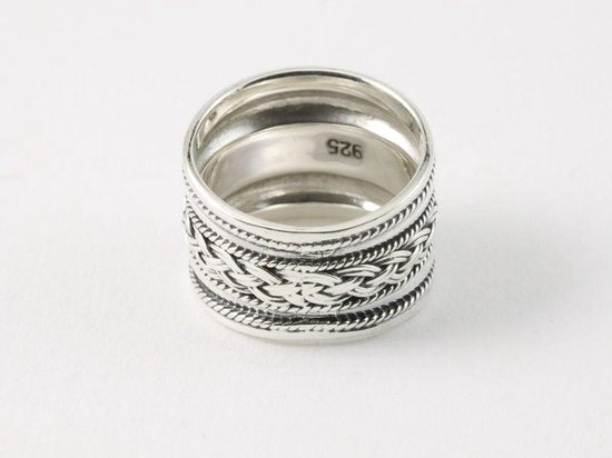 Brede zilveren ring met vlechtmotief en kabelpatronen afbeelding 3