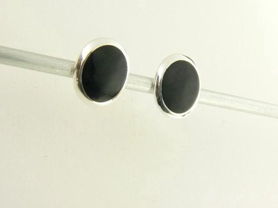 Fijne ovale zilveren oorstekers met onyx afbeelding 3