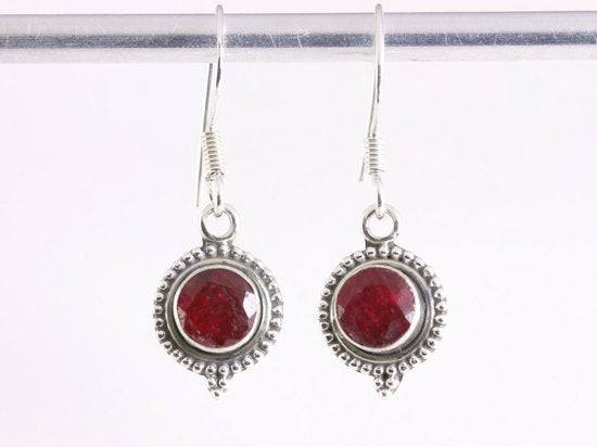 Fijne bewerkte ronde zilveren oorbellen met robijn afbeelding 4