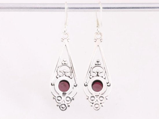 Lange opengewerkte zilveren oorbellen met granaat afbeelding 3