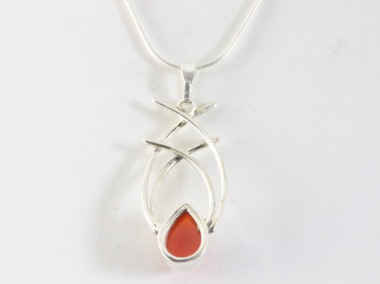 Opengewerkte zilveren hanger met carneool aan ketting afbeelding 3