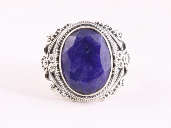 Bewerkte zilveren ring met blauwe saffier afbeelding 4