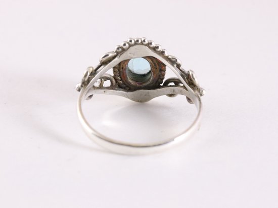 Fijne bewerkte zilveren ring met blauwe topaas afbeelding 3