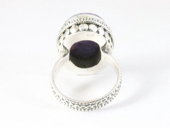 Zware bewerkte zilveren ring met paarse charoiet afbeelding 3