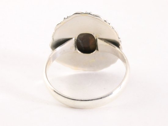 Bewerkte zilveren ring met blauwe doublet opaal afbeelding 3