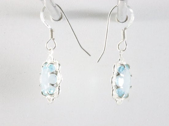 Fijne opengewerkte zilveren oorbellen met blauwe topaas afbeelding 2