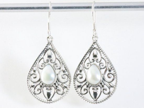 Opengewerkte zilveren oorbellen met parel afbeelding 3
